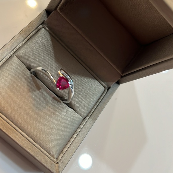 VIVID PINK STONE THREE PRONG SET WITH (6) CLEAR STONES BRAND NEW SIZE 12 - Picture 3 of 4